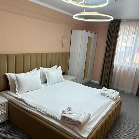 Voyazh Hotell Taraz Exteriör bild