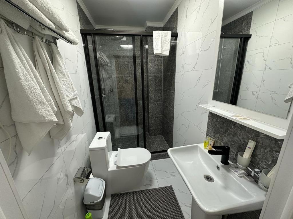 Voyazh Hotell Taraz Exteriör bild