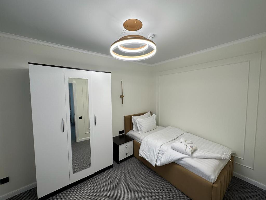 Voyazh Hotell Taraz Exteriör bild