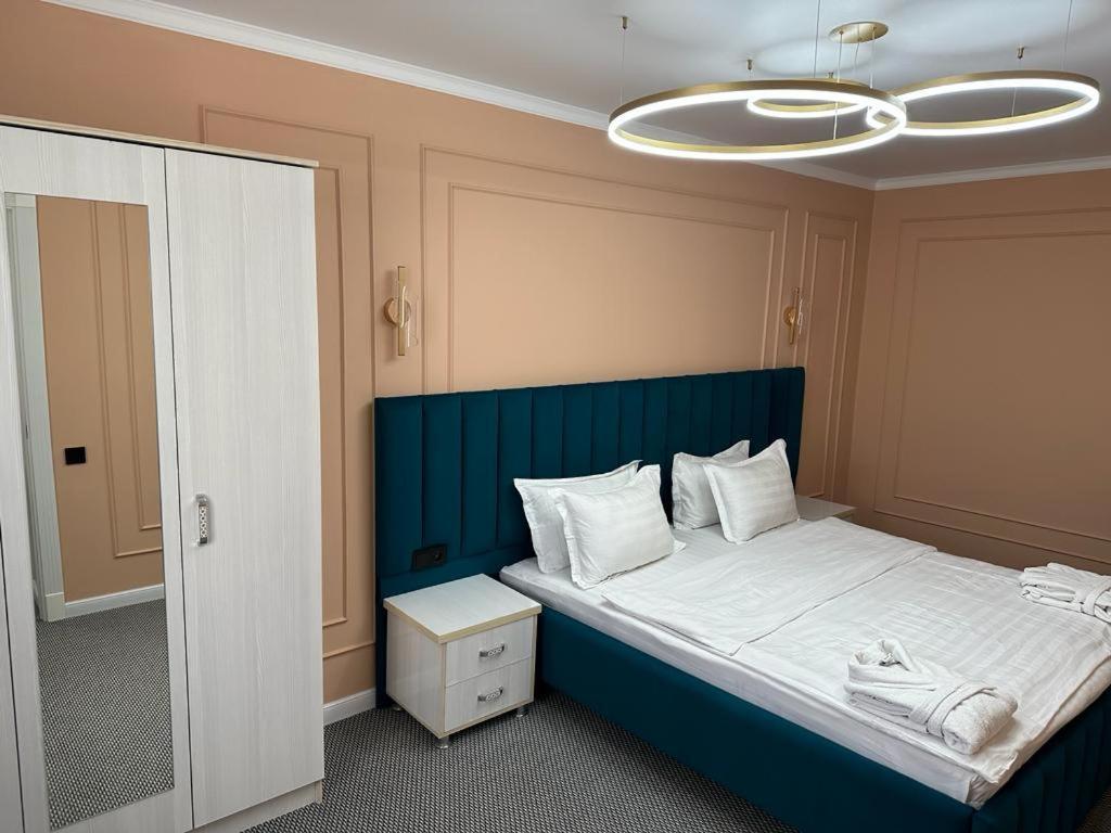 Voyazh Hotell Taraz Exteriör bild