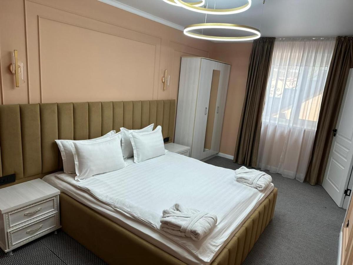 Voyazh Hotell Taraz Exteriör bild
