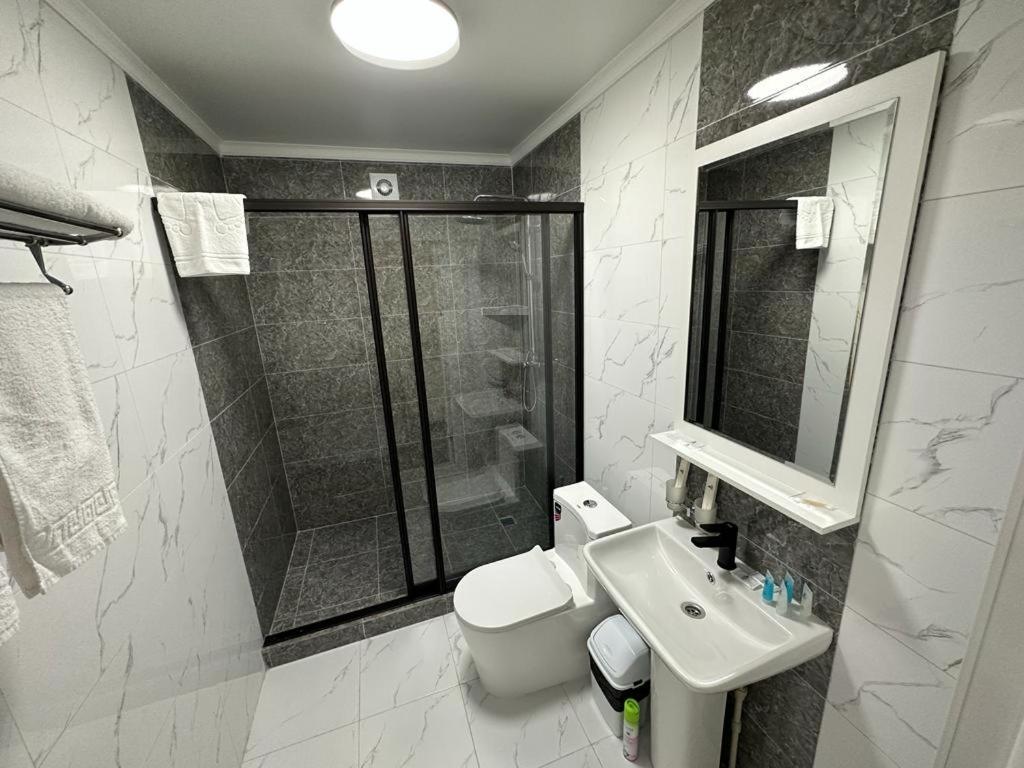 Voyazh Hotell Taraz Exteriör bild